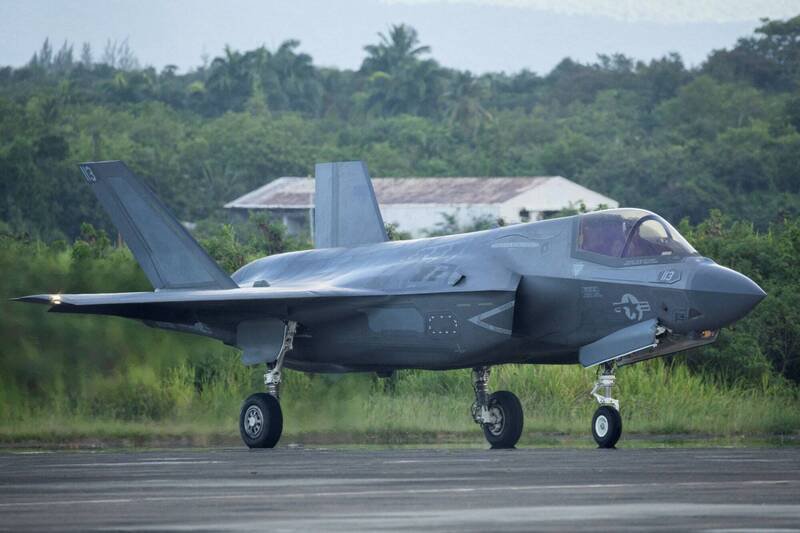 知情人士透露，美国国防部已开始审查沙乌地阿拉伯这笔48架F-35战机的军售案，未来此军售案若成交，将代表美国政府对于向中东国家军售原则的重大转变，可能会改变中东地区的军事力量平衡。图为美军F-35战机。（路透）