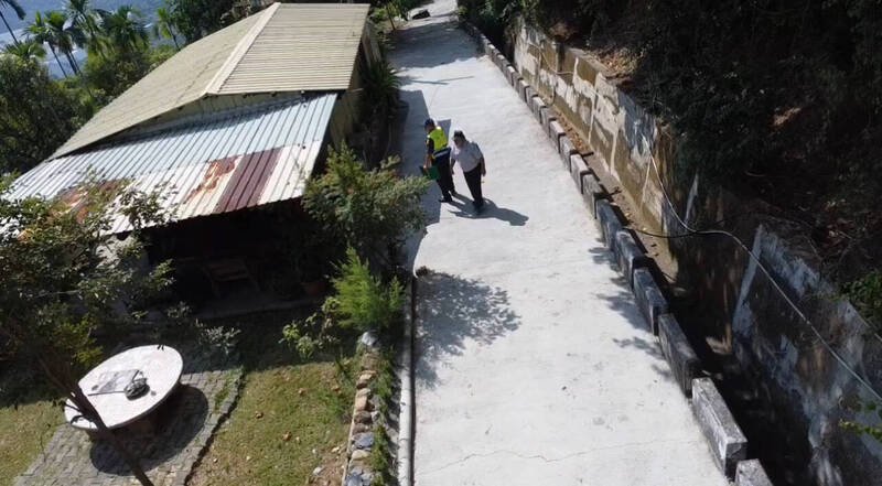 里港警分局出动人力，配合无人机空拍，全面清查山区工寮。（屏县里港警分局提供）