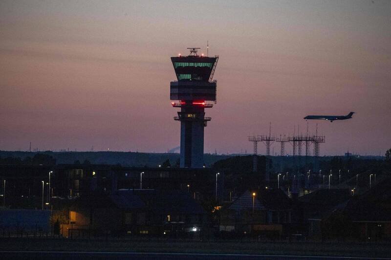 比利时的布鲁塞尔机场与列日机场4日晚间因无人机干扰而关闭。图为布鲁塞尔机场。（法新社）