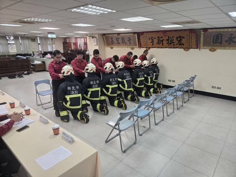 新北市消防局举办「新进消防人员师徒制授业仪式」。（记者吴仁捷翻摄）