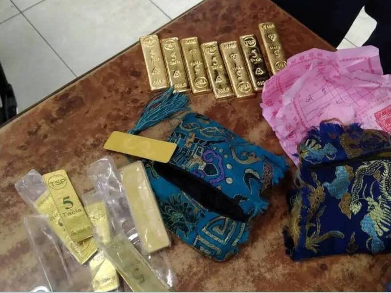 苗栗市猫里山公园今（5）日一早被发现弃置5两金块7条，及6万多新台币，1万多人民币，苗栗警分局已受理报案。（图由民众提供）