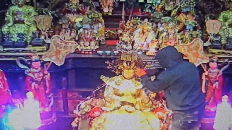 穿著黑色帽T蒙面男子，潜入南方澳进安宫洗劫珊瑚妈祖过程被监视器拍下。（影片由读者提供）