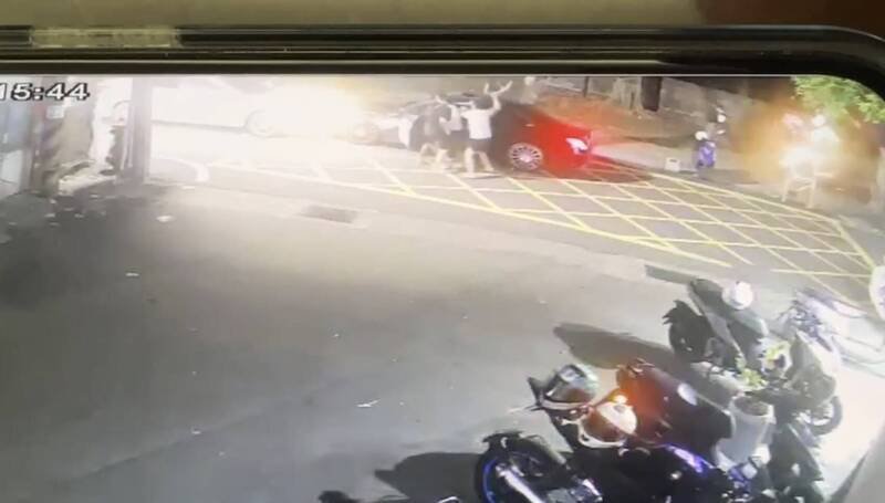 失窃宾士车主的友人在斗六龙潭路直接开车拦阻窃嫌，警方到场逮人并在车上查获毒品。（民众提供）