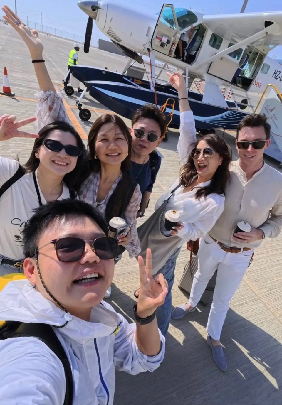 陈赫前妻在沙特庆生，39岁许婧穿露背装好辣，外籍老公185有胸肌