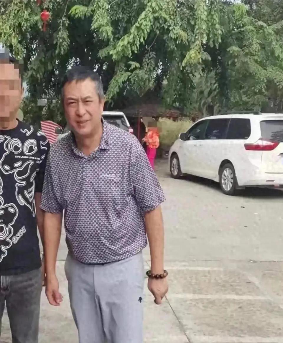 54岁张嘉译被偶遇！白发苍苍腰越来越严重，完全没办法站直