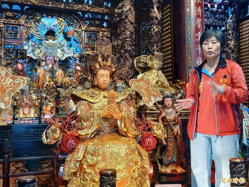 南方澳进安宫遭窃，资深刑警认为，嫌犯窃取的黄金饰品较好脱手，珊瑚则不易销赃。（记者江志雄摄）