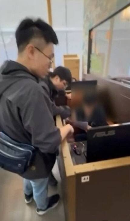警方昨天在一家网咖内逮到张姓车手（打码）。（记者王冠仁翻摄）