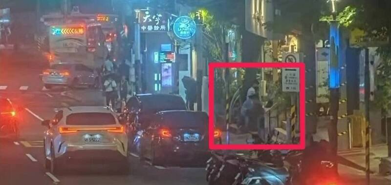 张姓车手向妇人拿走3百万元。（记者王冠仁翻摄）