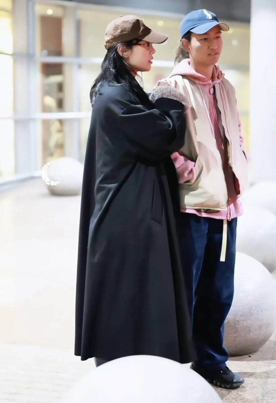 白百何携大儿子现身，穿长风衣飒美高级，17岁元宝戴耳钉扎小辫