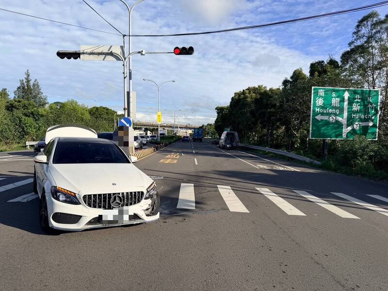 红牌重机路口与宾士车互撞，骑士惨摔。（民众提供）