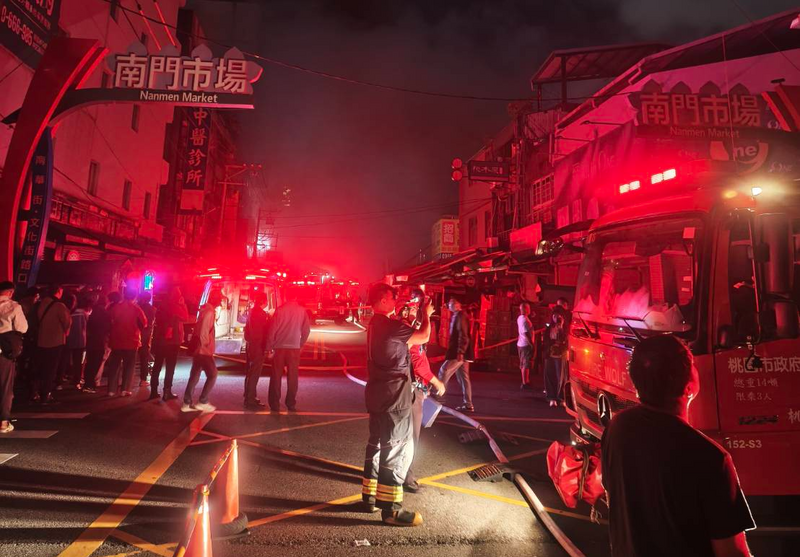 桃园南门市场大火，消防人员漏夜抢救。（读者提供）