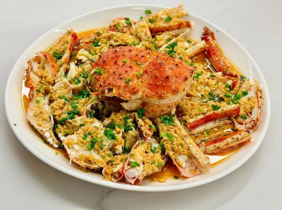 摆上高校食堂窗口的帝王蟹，引起了一轮讨论