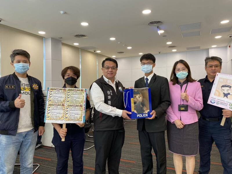 平镇警分局长徐坤隆（左3）表扬阻诈有功的银行行员们。（警方提供）