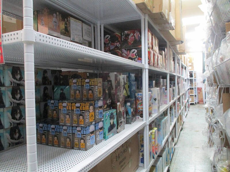 曾男经营的商行虽倒闭，仓库堆满公仔与玩具。（嘉义分署提供）