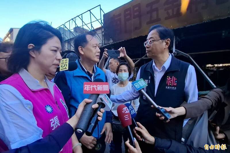 桃园南门市场暗夜祝融烧毁，市长张善政一早前往勘灾，允诺尽快协助摊商复原工作。（记者郑淑婷摄）