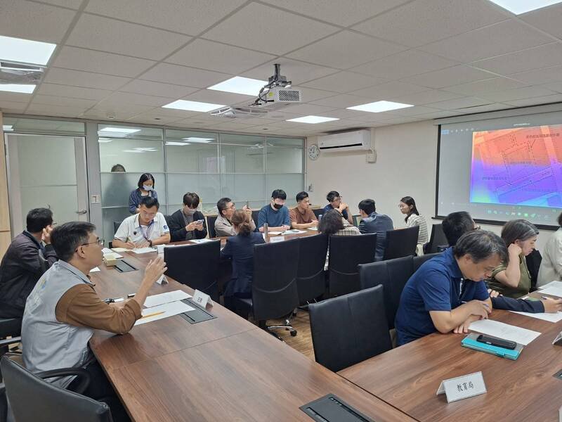 桃市府经发局6日上午召开跨局处会议，了解灾损情形、影响状况，并研议后续支援、补偿及评估安置等议题。（经发局提供）