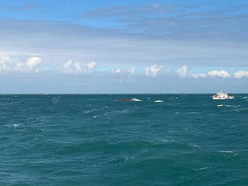 海巡署今天上午接获「日〇欣」渔船船长报案，淡水河口西北方14浬，有1艘渔船疑在5日翻覆；海巡第三巡防区指挥部应变中心，并增派舰队分署第二（淡水）海巡队 PP-10098巡防艇及北部机动海巡队新北舰支援，并申请空中勤务总队直升机救援。（记者吴仁捷翻摄）