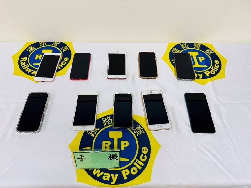警方查扣犯嫌手机。（记者王冠仁翻摄）