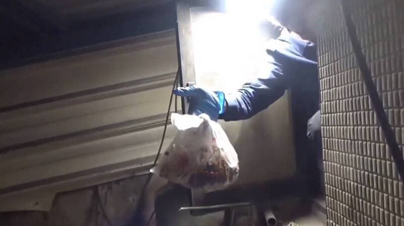 陈嫌将妈祖珠宝用塑胶袋装后藏在楼梯间气密窗后方。（警方提供）