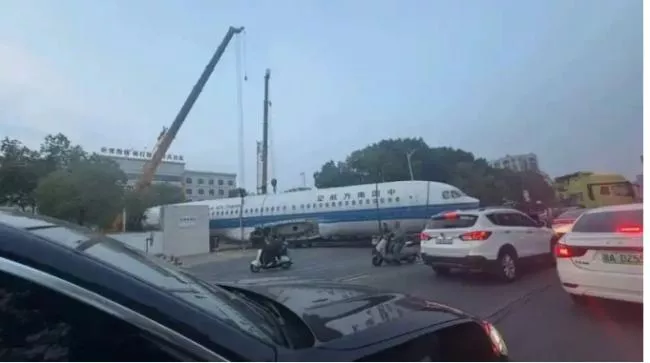 武汉街道上惊现大飞机 引发热议
