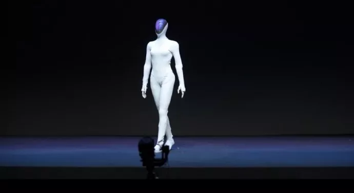 全网吵疯 小鹏女性机器人亮相 被质疑是真人扮演…