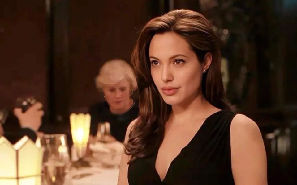 安吉丽娜·朱莉访乌克兰 保镖竟被当场带走