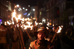 英国篝火之夜沦噩梦！多地陷混乱暴动  房屋起火、警消遭袭