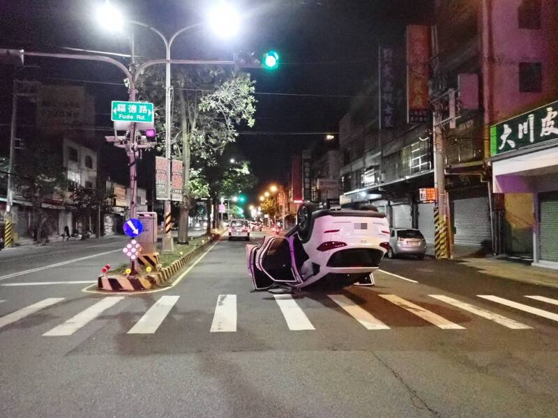 许女驾驶的轿车自撞分隔岛翻覆。（民众提供）