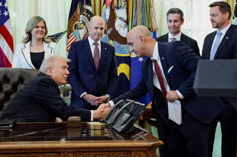 美国总统川普与药厂达成协议，礼来和诺和诺德同意大幅降低其畅销减肥药的价格。图为川普与诺和诺德执行长马兹亚（Maziar Mike Doustdar）握手。（路透）