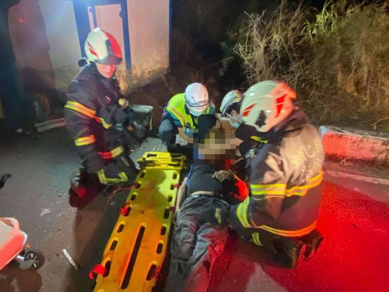 男子晚间骑机车自撞受伤，漏夜抢救生命迹象稳定。（图由消防局提供）