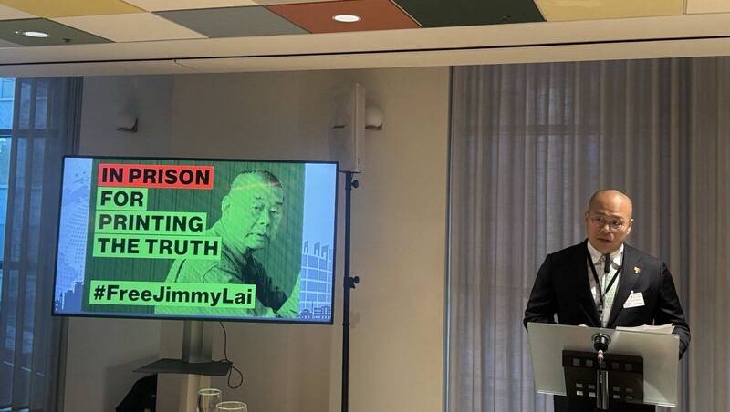 黎智英儿子黎崇恩今天向出席IPAC年度峰会发表简短演说，请求各国议员发表公开、跨党派声明，要求中国立即无条件释放黎智英。（撷取自X平台「#FreeJimmyLai」）