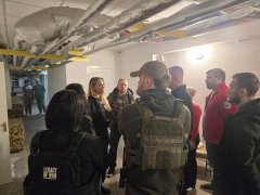 安洁莉娜裘莉走访乌克兰战场前线 赞扬民众不屈精神