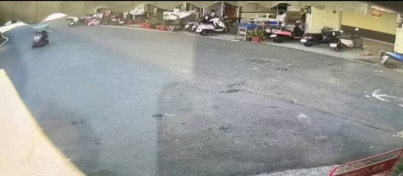 电动代步车准备右转。（民众提供））