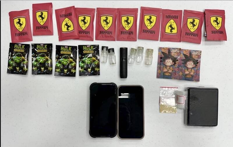 警方查获依托咪酯毒品等犯罪物证。（南市刑大提供）