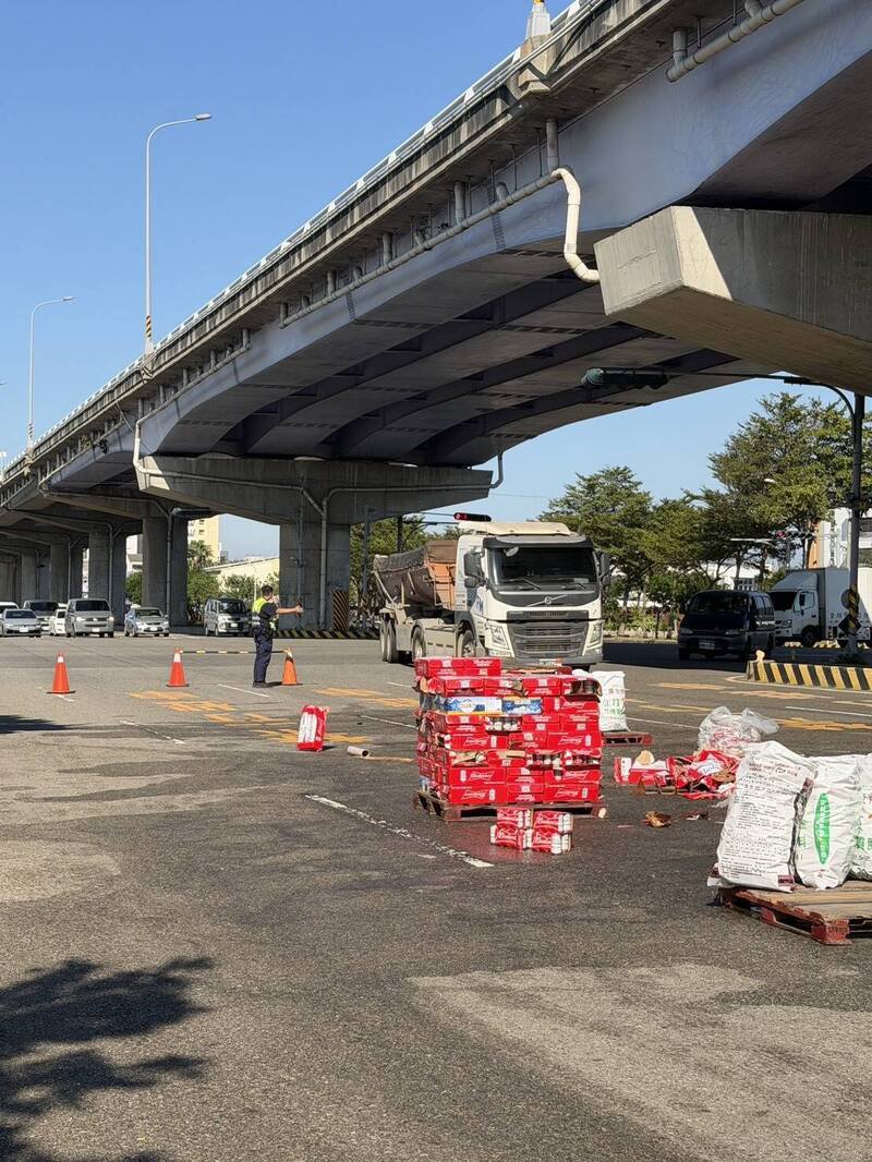 王姓男子驾驶大货车行经台中市梧栖区台湾大道，左转港埠路口时，因未将货舱门上锁，造成货物散落一地。（民众提供）