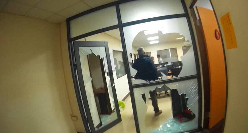 警方破门攻坚。（警方提供）