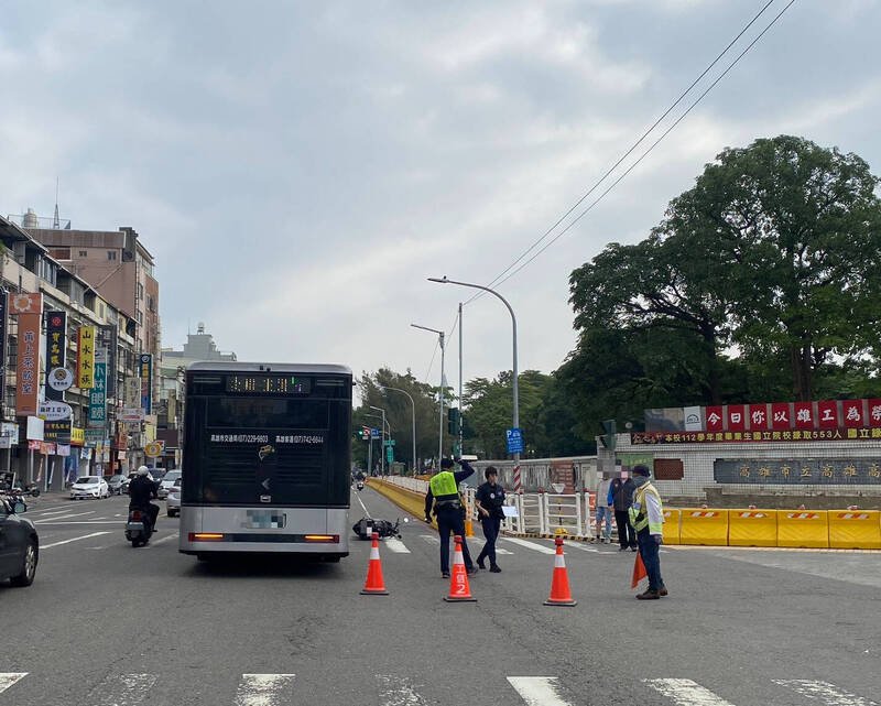 高雄市公车与1辆机车今早在建工路发生擦撞车祸。（民众提供）