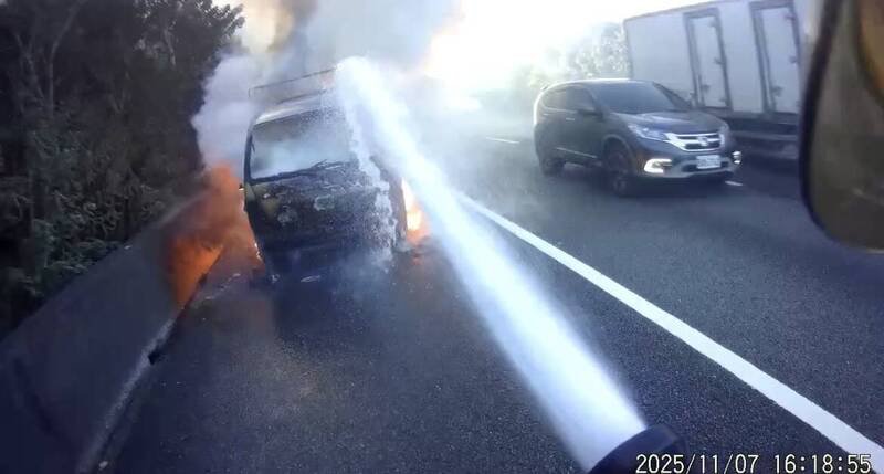 国道1号北上湖口路段今天下午发生火烧车意外，所幸没有波及其他行经车辆，无人伤亡。（竹县府消防局提供）