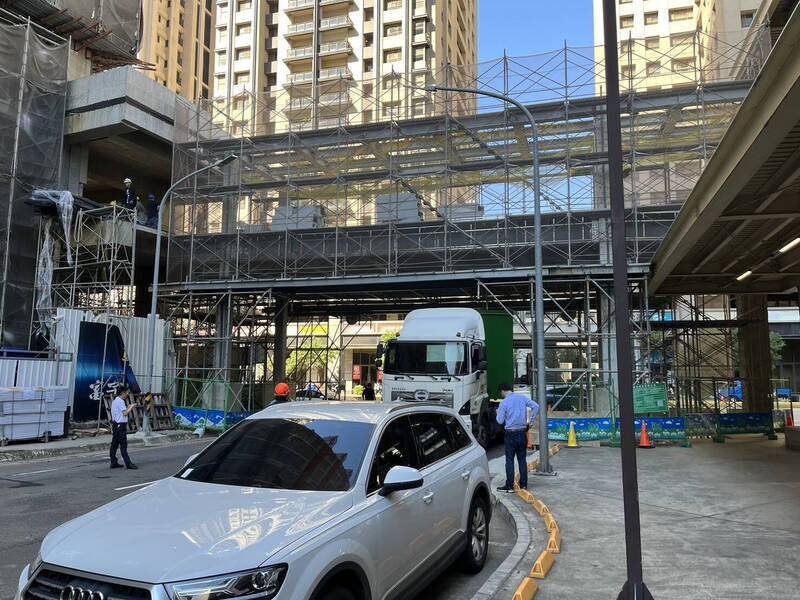 大货车卡鹰架GG了！新竹市关埔慈云空桥未盖好，但交通事故已先报到。今天一早有辆大卡车行经空桥工程施工处，疑因转弯角度未拿捏好卡到鹰架，最后惊险通过，幸鹰架也未倒。（读者提供）