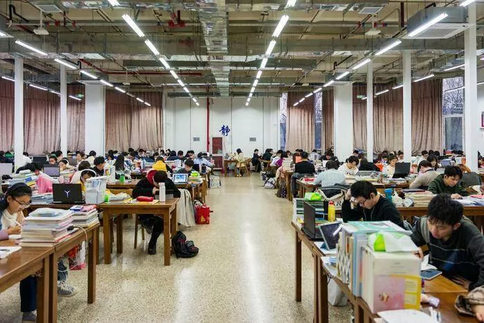 中国就业严峻!大学“高中化”加剧 学生被逼到轻生