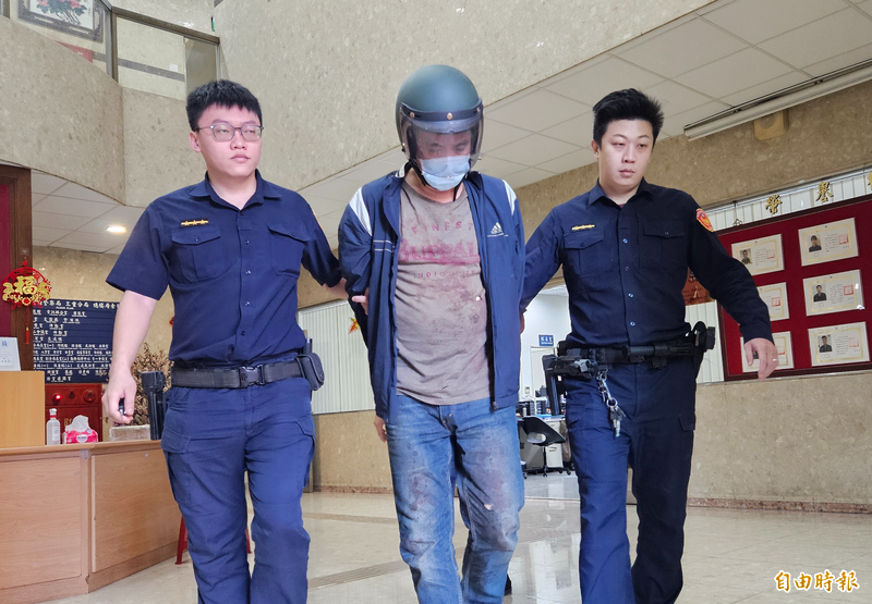 陈男（中）涉嫌刺死姊姊，新北地检署今晚复讯后声押禁见。（记者徐圣伦摄）