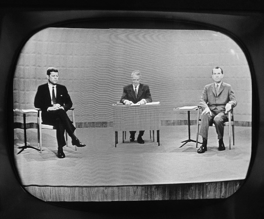 1960年9月26日，美国芝加哥，副总统理查德·尼克松和参议员约翰·肯尼迪在总统候选人全国电视辩论中交锋。视觉中国 图