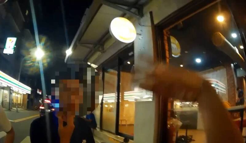 警方将沈男拦下，告知其挂假牌已涉犯刑法伪造文书罪。（记者徐圣伦翻摄）