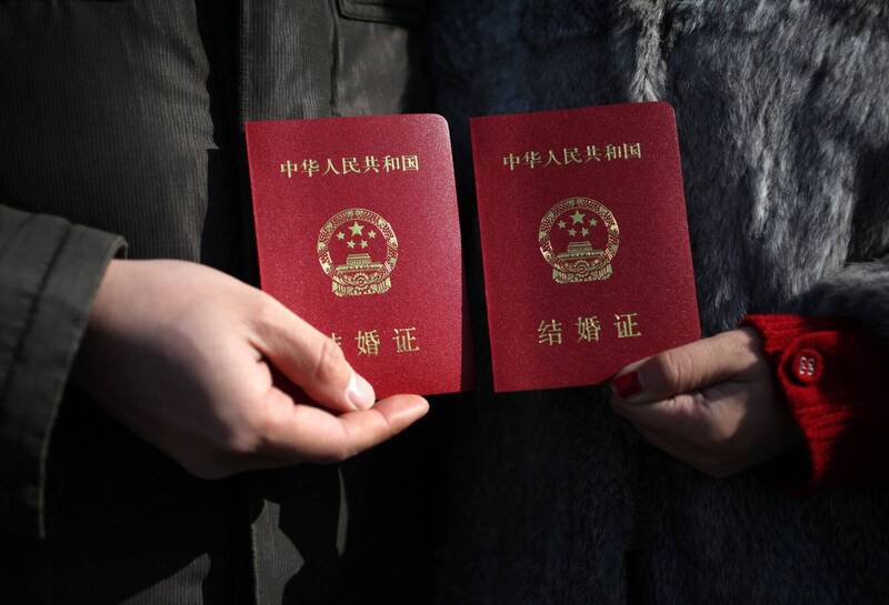 中国结婚与生育率持续低迷，2024年结婚对数比去年大减158万对，跌幅超过2成。（欧新社）