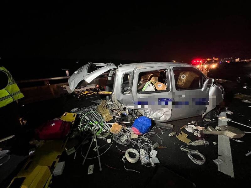 事故现场一片狼藉，令人怵目惊心。（警方提供）