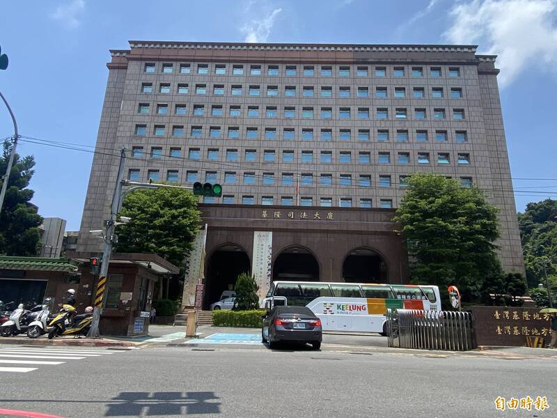 李姓男子不满郑姓男子欠钱不还， 伙同廖姓友人，跑到郑男经营的店家大门，张贴讨债传单，被基隆地院裁罚2人各3000元罚锾。（记者林嘉东摄）