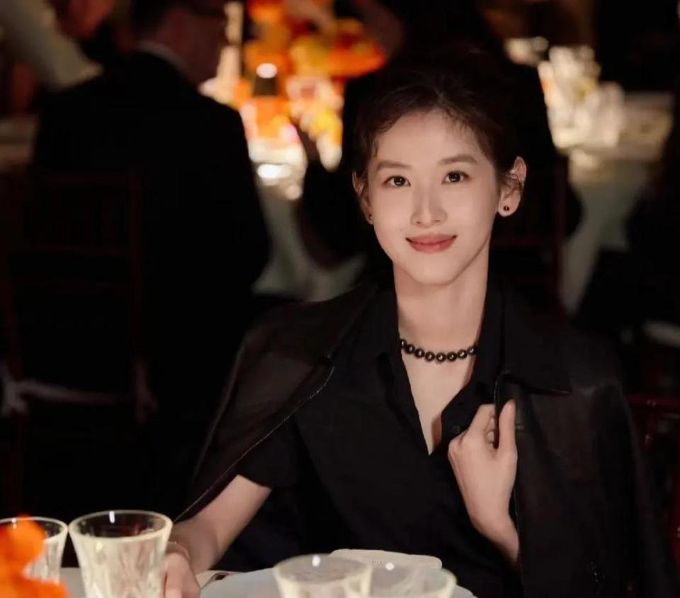 章泽天英国出席晚宴 打扮引全网争议 肋骨外翻引热议?