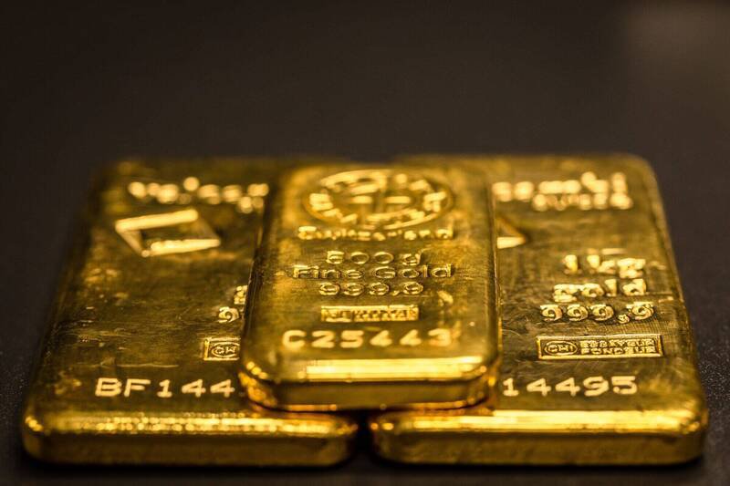 法国男子在自家后院建造游泳池，意外挖出总价值约70万欧元（约新台币2500万元）的金条与金币，示意图。（彭博）