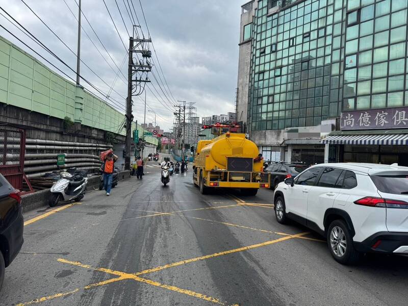 环保局派车清除路面，恢复正常车流。（记者林嘉东翻摄）