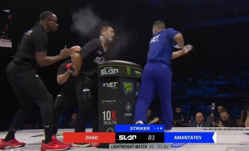 中国祁家通背拳第9代传人赵鸿刚被阿曼塔耶夫一掌打晕。（取自YouTube）